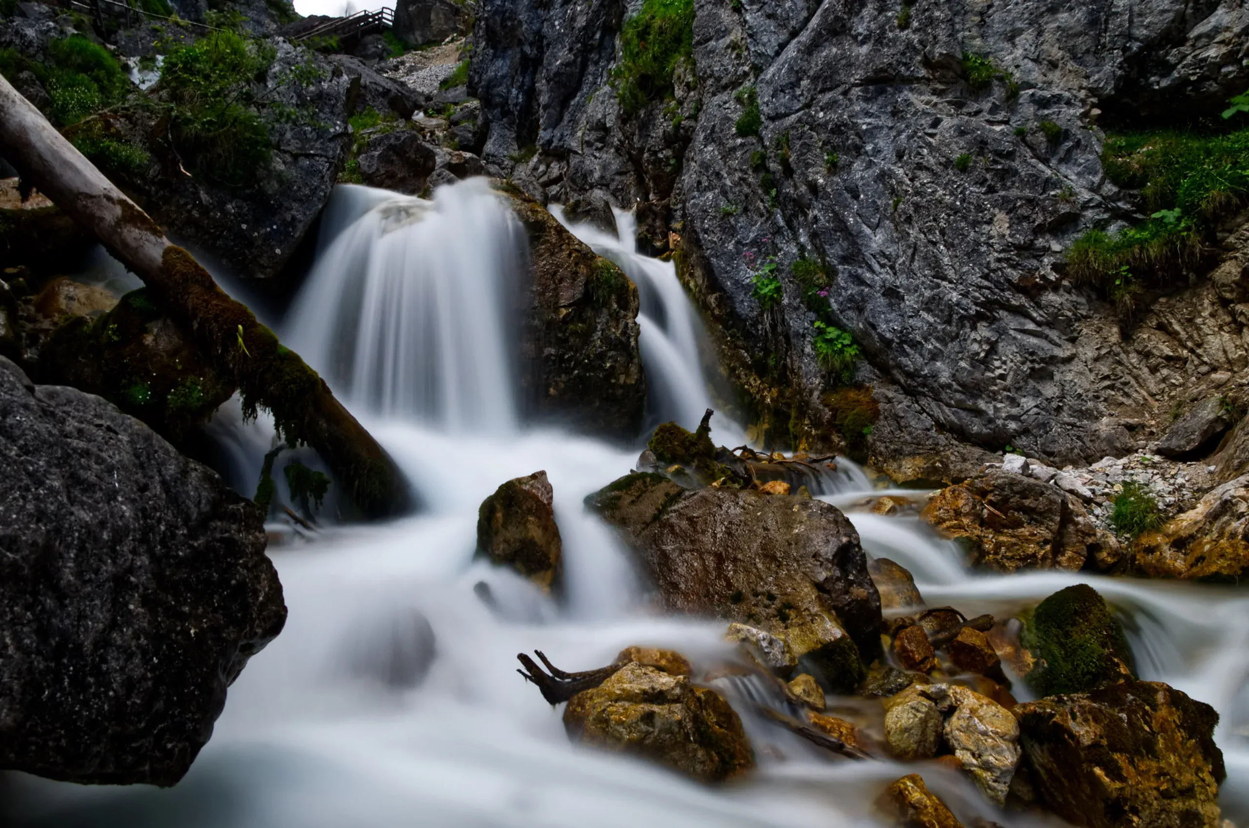 Wasserfall stürzt zwischen Felsen in der Klamm, weich gezeichnet