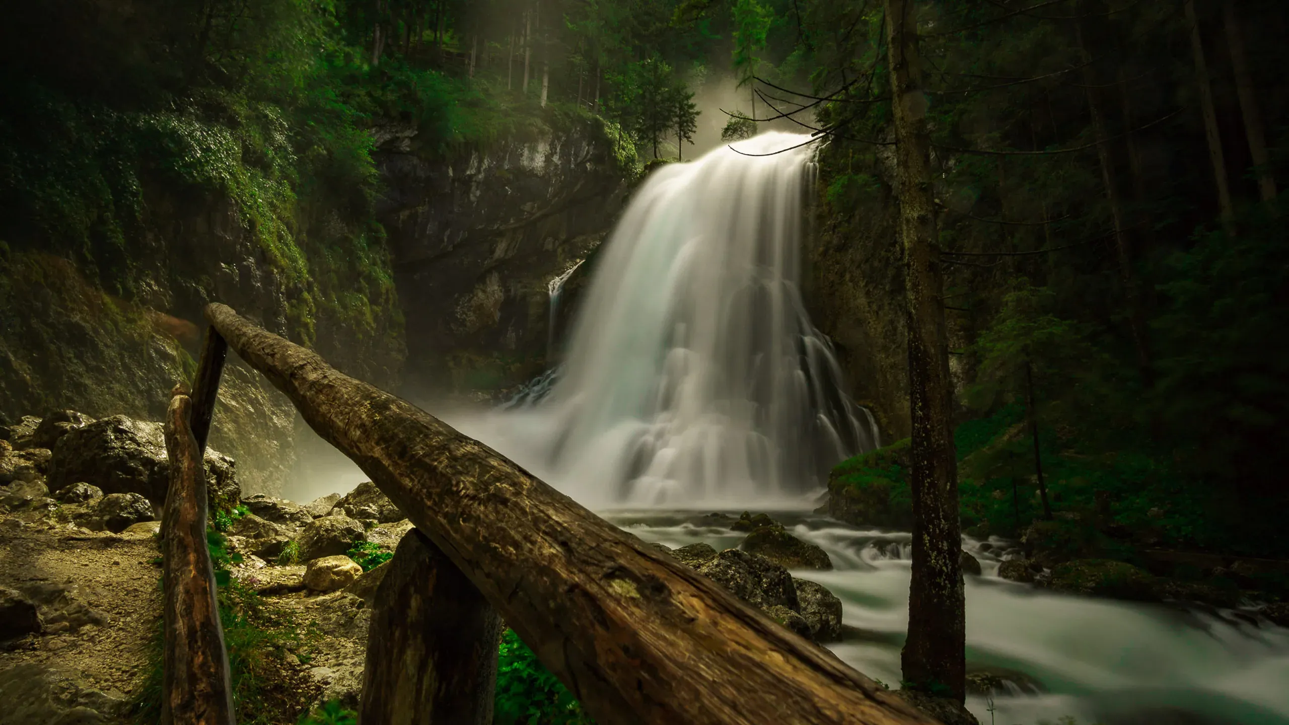 Wasserfall im grünen Bergwald, durch Langzeitbelichtung weich gezeichnet